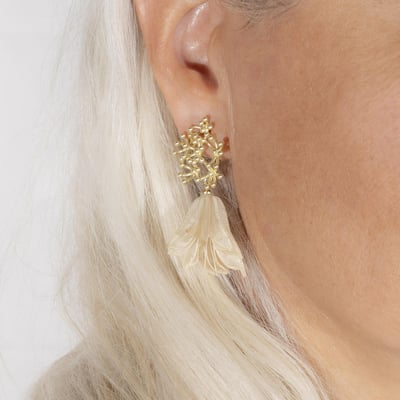 Boucles oreilles dore fleur beige